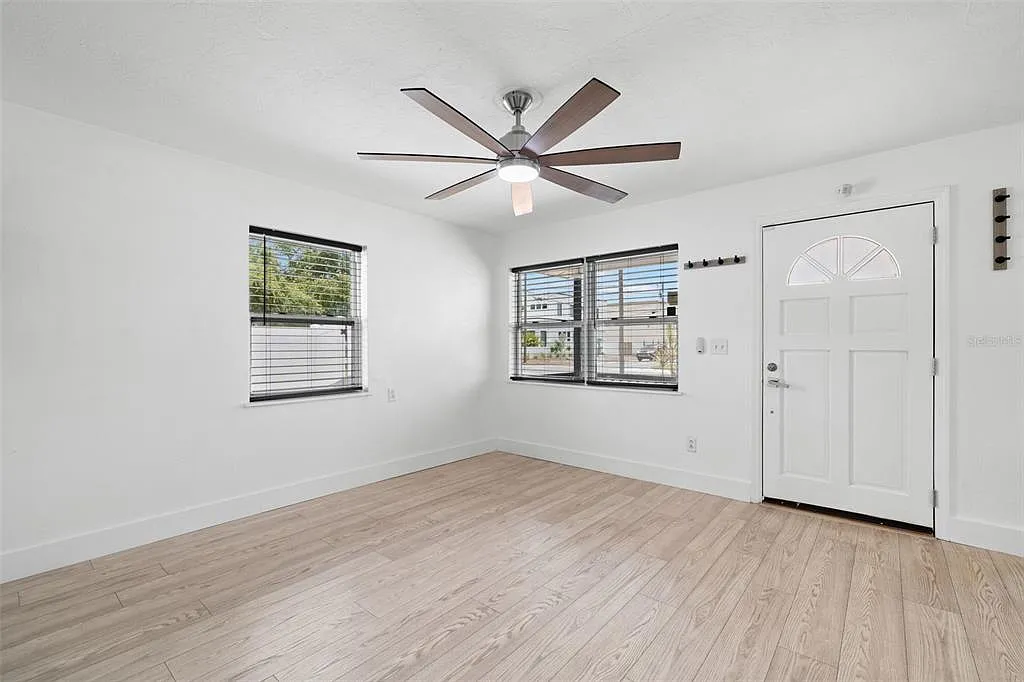 3 bed, 1.0 bath, 930 sqft, $2,300 — Photo 4