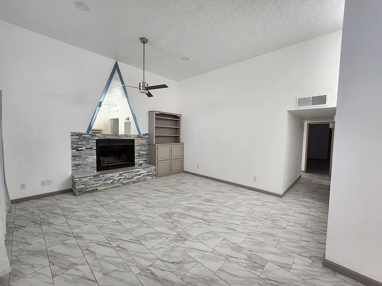 112 Canyon View Ct NE — Photo 2