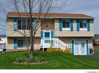 1614 Flaxen Dr, Farmington, NY 14425