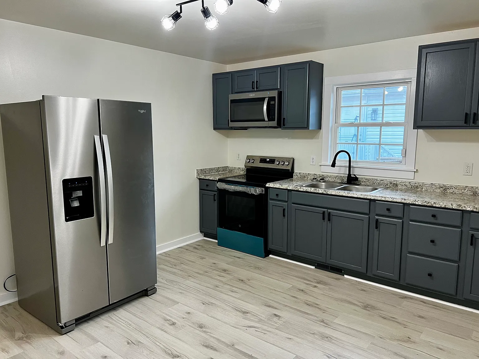 928 Farmer St — Photo 2