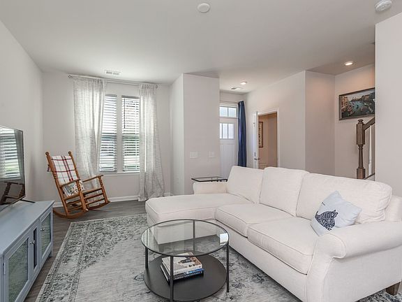 3rd image of 114 Capeside Ct