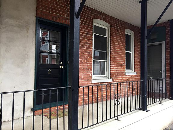 FEATURES FIRST FLOOR PRIVATE ENTRANCE