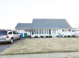 70 Parkside Cir, Levittown, PA 19056