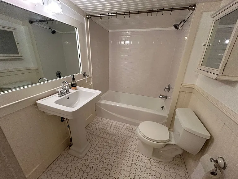 2461 Lyndhurst Ave — Photo 44