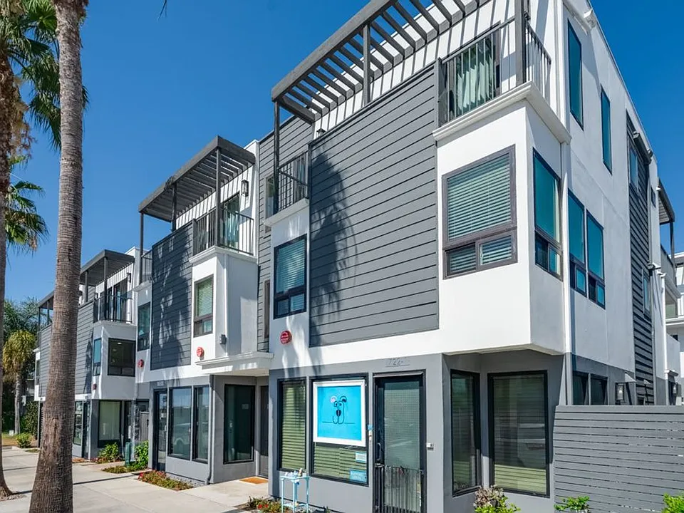 702-2 Turquoise St #722