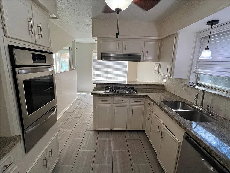 1819 Hanbury Ct — Photo 9