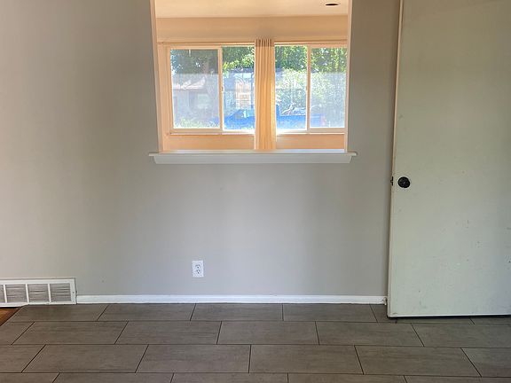 3rd image of 1185 Berea Dr