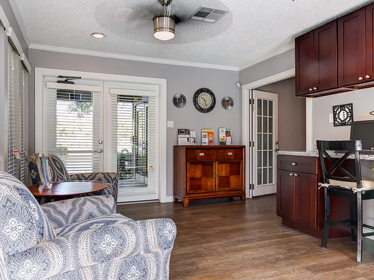 Wilshire Park Apartments — Photo 29