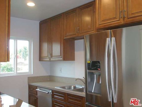 5th image of 901 E Fairview Blvd