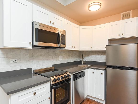 2nd image of 640 W Wrightwood Ave #901