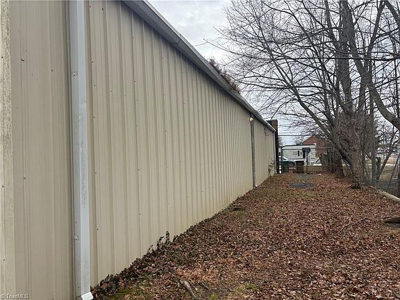 5th image of 808 W English Rd