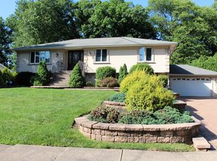 33 Henning Dr, Fairfield, NJ 07004