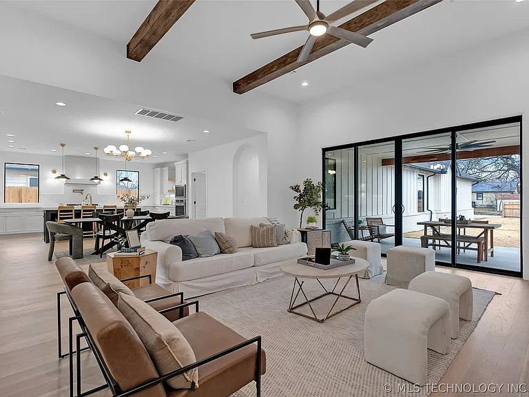 515 W El Paso St — Photo 13