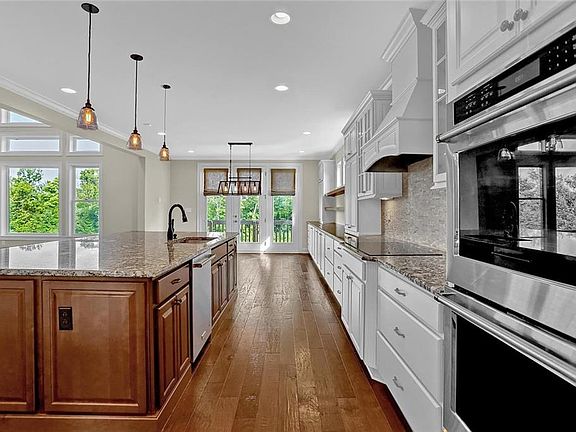 3rd image of 14430 Overbrook Dr