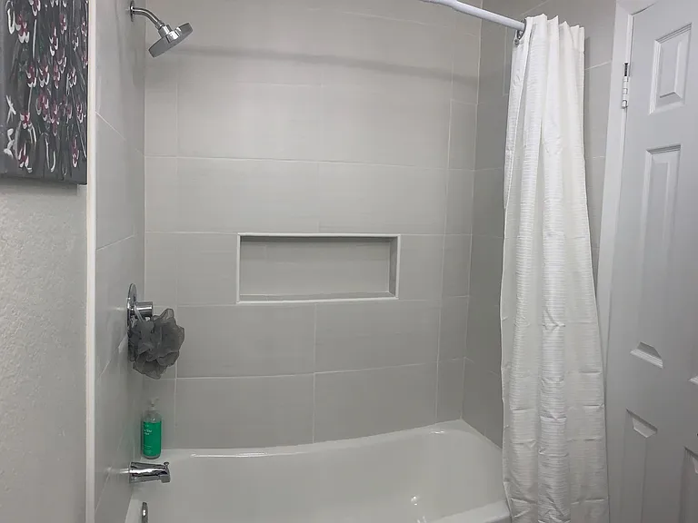 Bath 3 in hall