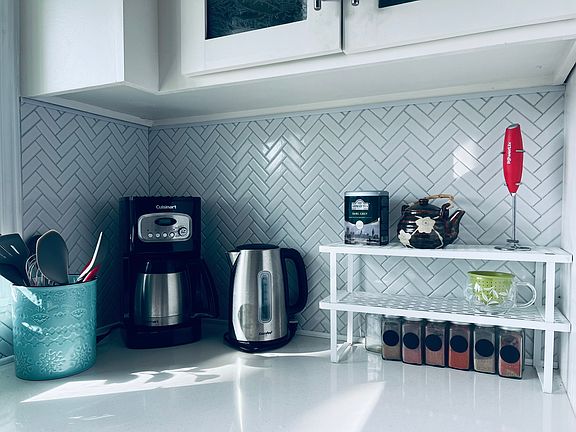 Kitchen equipped with coffee/tea station
