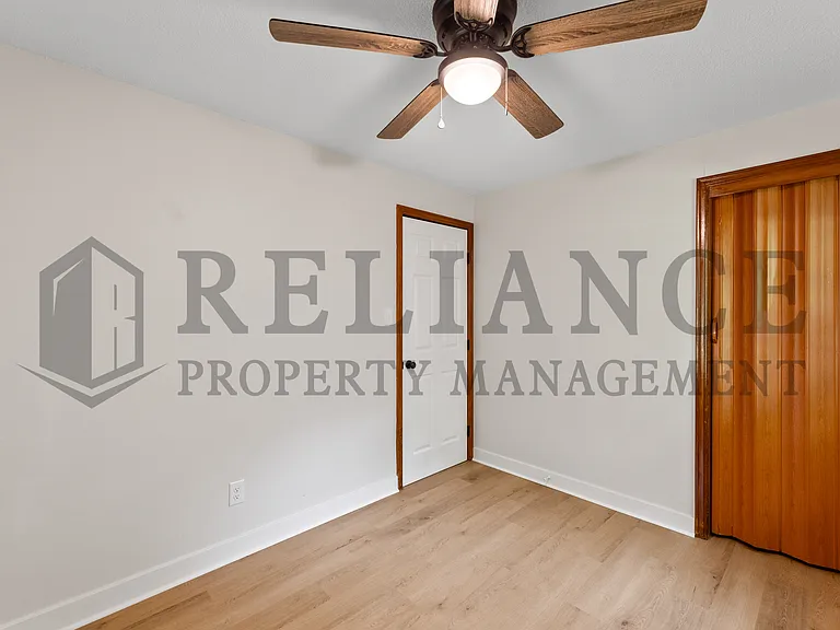 1103 S Waverly Rd — Photo 10