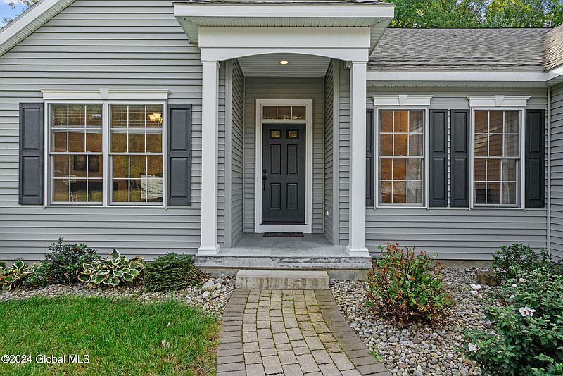4th image of 17 Chesebro Drive