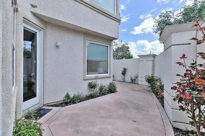 4 bed, 2.5 bath, 2067 sqft, $4,406 — Photo 4