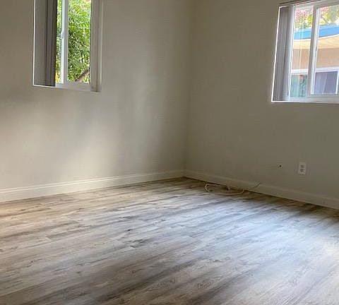 5th image of 4562 Bond St