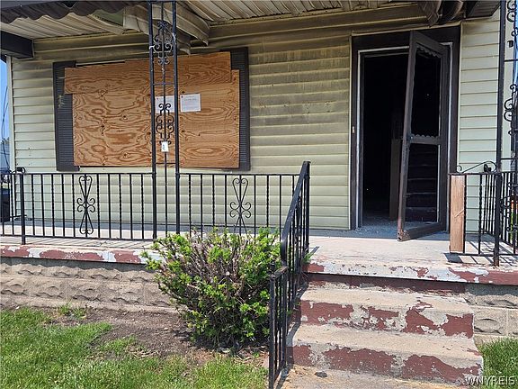 3rd image of 220 Lewis St
