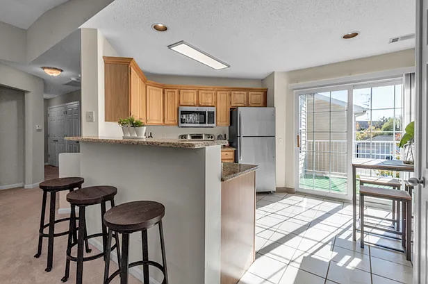 Large Kitchen and Breakfast Bar
