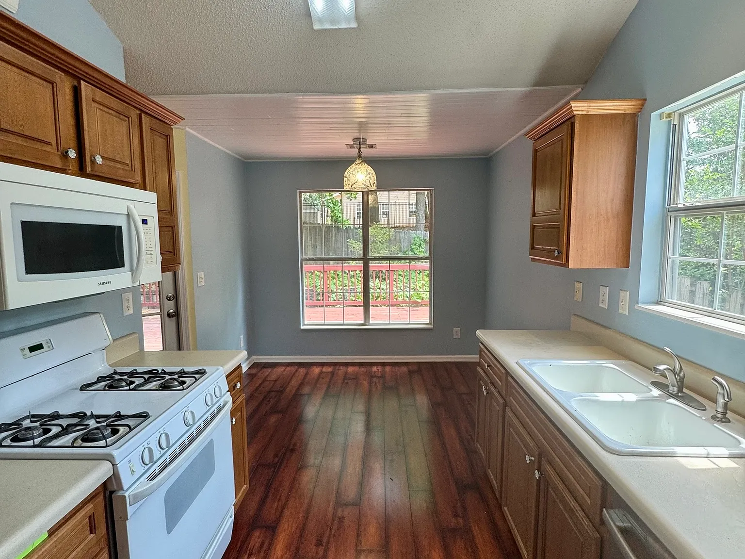 3 bed, 2.0 bath, 1518 sqft, $2,100 — Photo 4