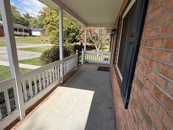 3rd image of 980 Claudette Dr
