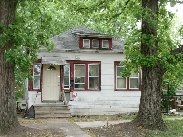 323 Crescent Pl, Waterloo, IA 50703