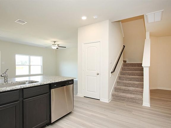 5th image of 545 Bains St