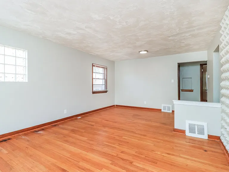 1471560_017_living_room_12892552.jpg