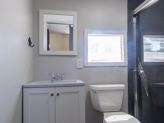 3rd image of 1021 Idlewilde Ave