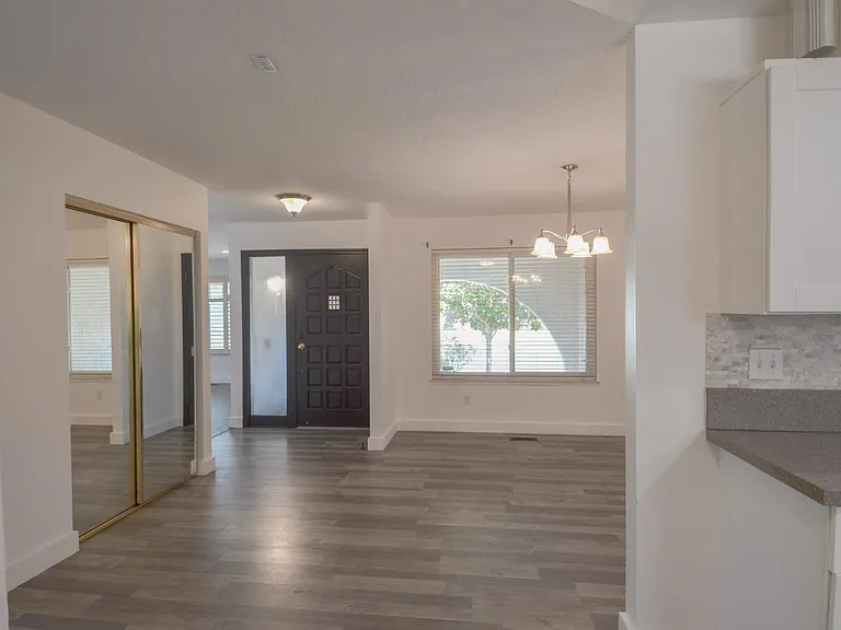 1321 Astoria Dr — Photo 37