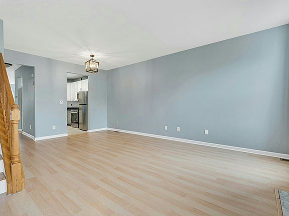 5th image of 423 Hartford Dr