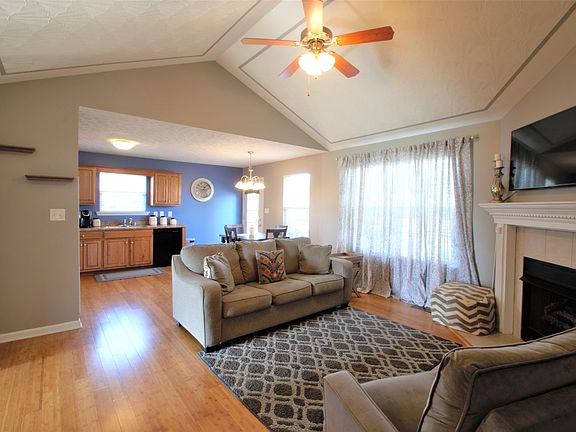 3rd image of 632 Erin Cir