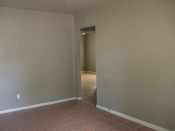 3rd image of 1013 N Chandler Dr