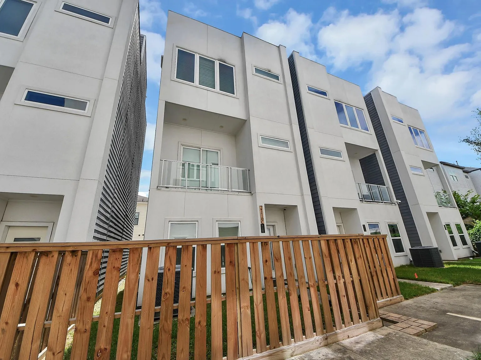 3 bed, 3.5 bath, 1718 sqft, $2,900 — Photo 4