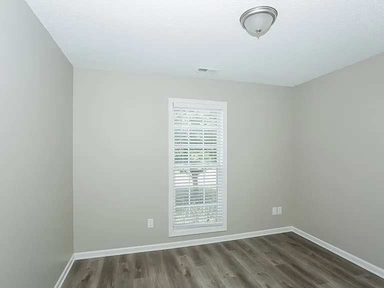 1004 Ayrshire Ln — Photo 14