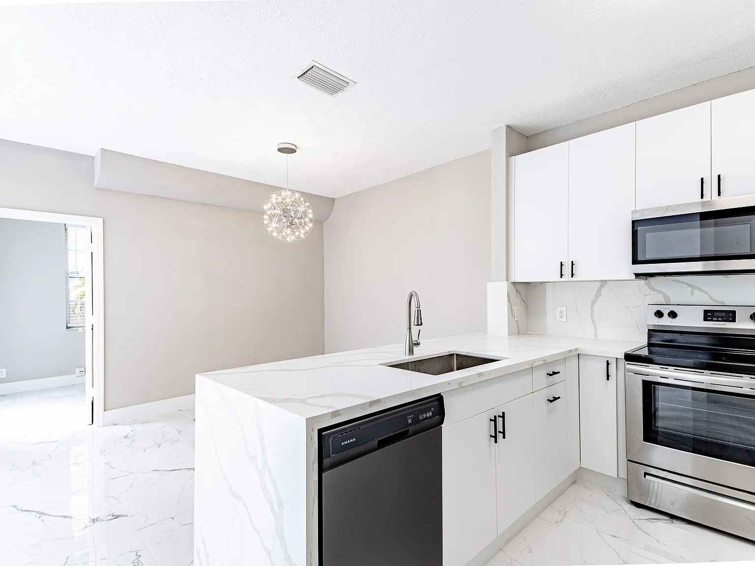 4 bed, 2.5 bath, 1796 sqft, $3,800 — Photo 4