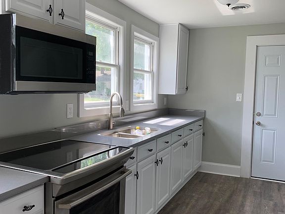 Electrolux oven and new microwave, quartz countertops and lots of cabinets.