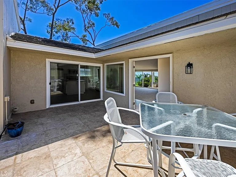 22821 Mariano Dr — Photo 9