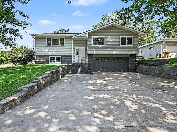 2004 Pleasantview Ln, Bellevue, NE 68005
