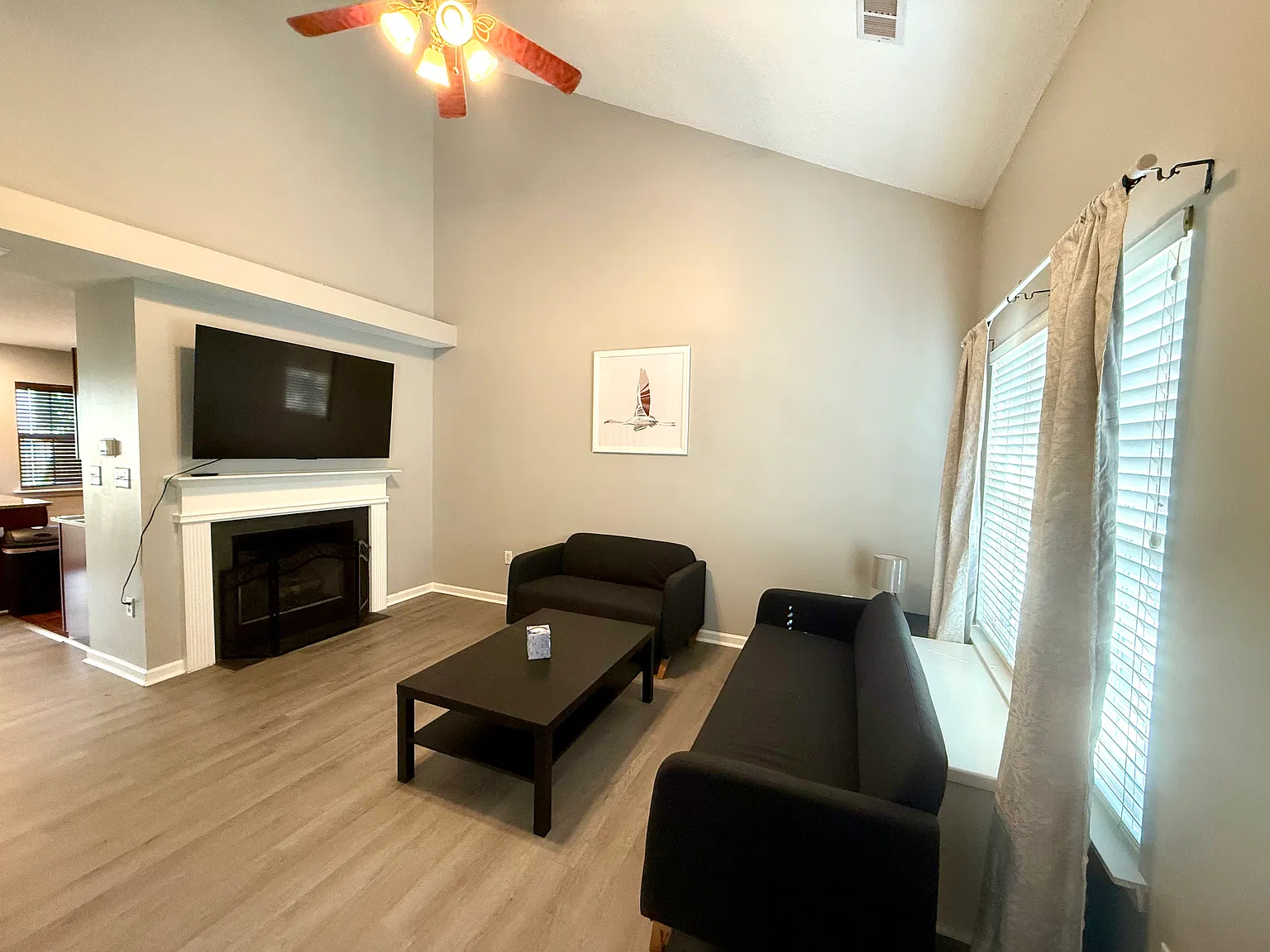 3 bed, 1360 sqft, $3,850 — Photo 2