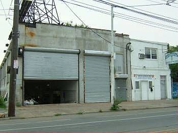 2nd image of 5835 Woodland Ave