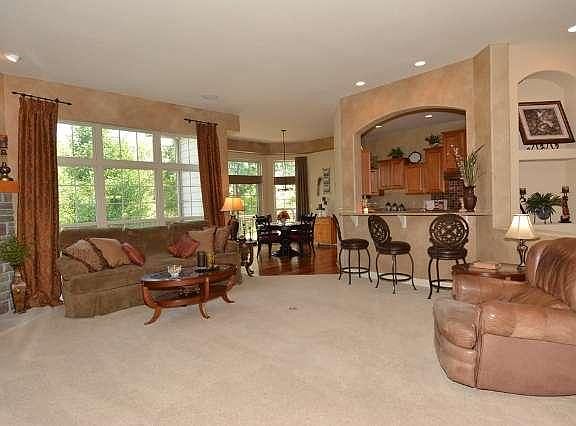 CHARMING FORMAL DINING ROOM!