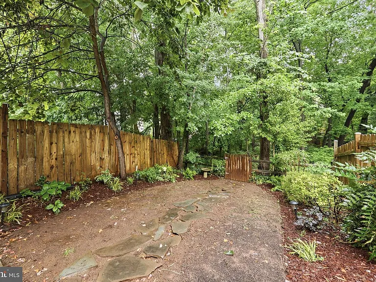 7817 Heatherton Ln — Photo 35
