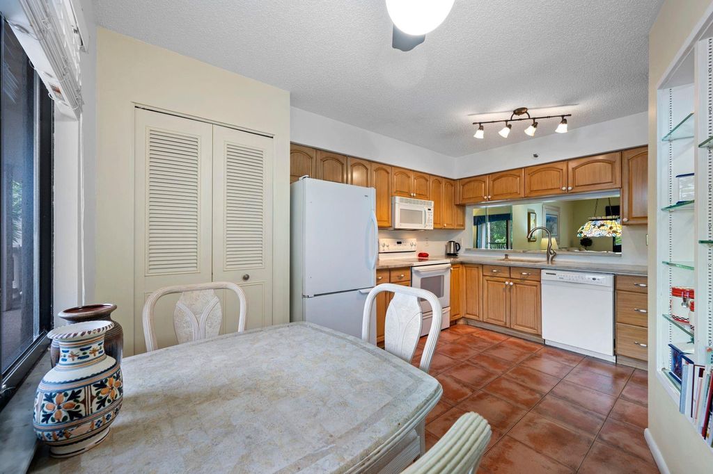 2206 S CYPRESS BEND Drive #208, photo 8