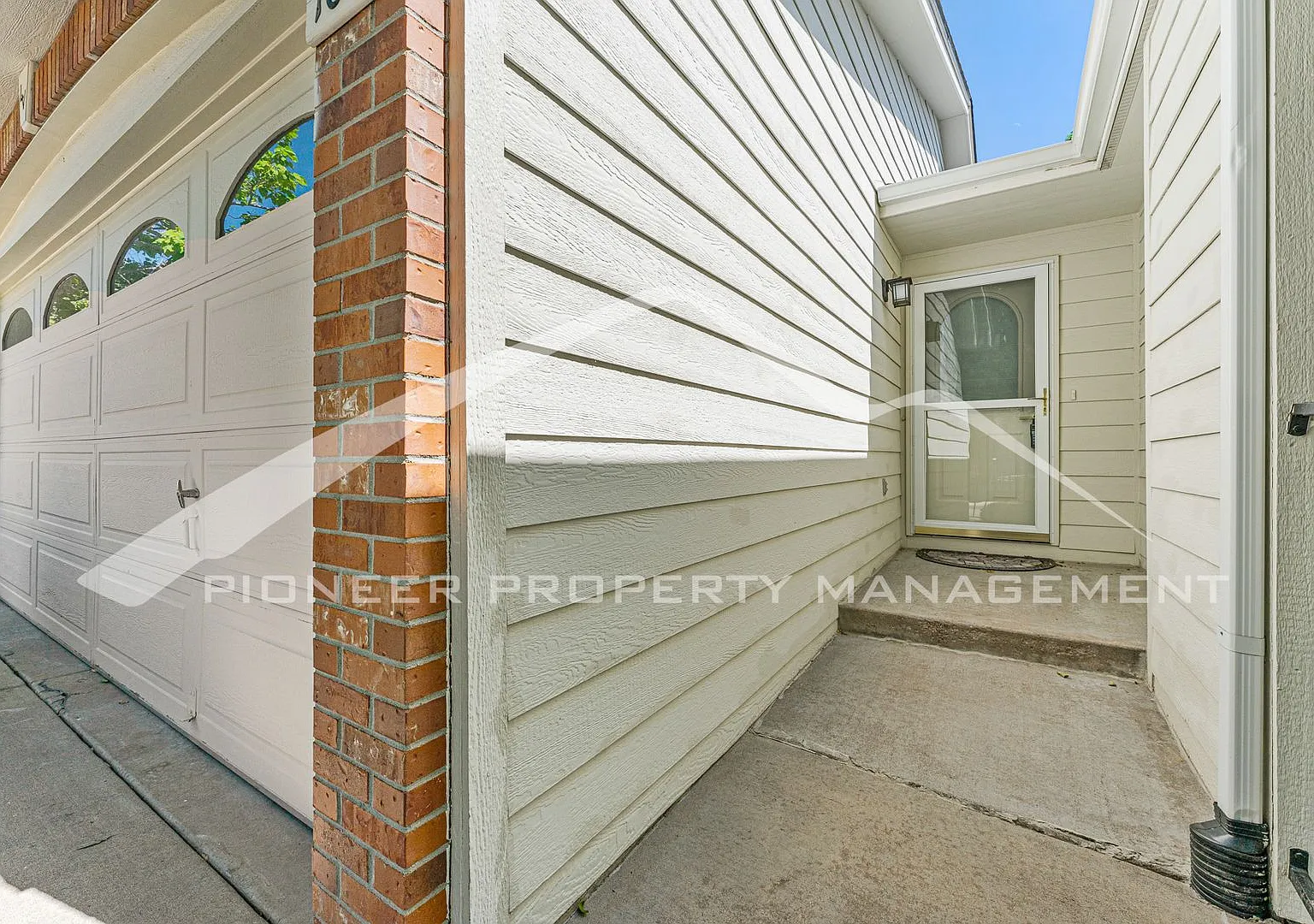 Cozy Home with Attached Garage and Central A/C — Photo 2