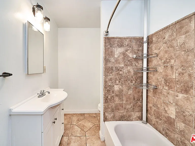 1329 S Tremaine Ave — Photo 18
