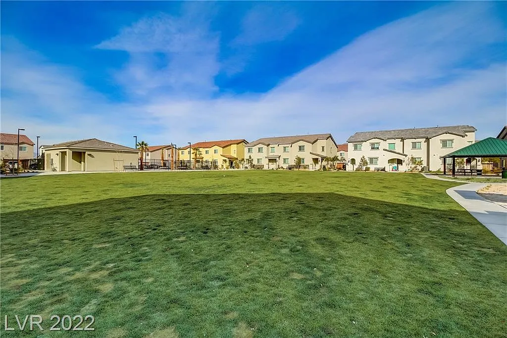 3 bed, 2.5 bath, 1972 sqft, $2,200 — Photo 2